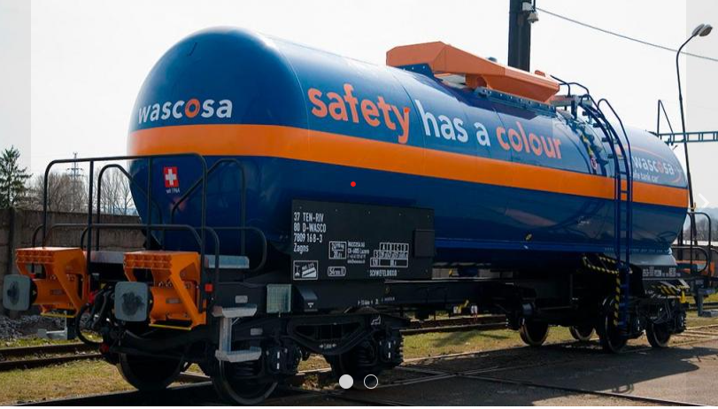 Un wagon de marchandises avec le texte "safety has a color" (la sécurité a une couleur) affiché sur son côté.
